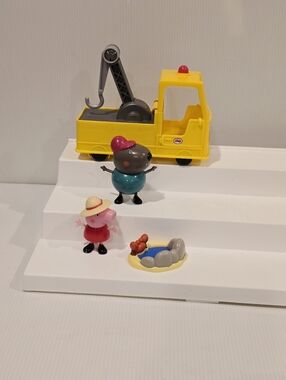 Peppa Pig Granddad Dog's Tow Truck and Peppa Set